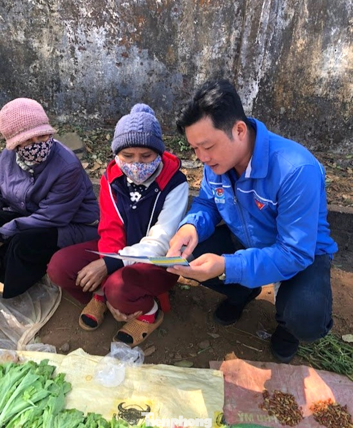 Anh Huỳnh Xuân Lợi tuyên truyền, hướng dẫn bà con bảo vệ môi trường Anh Huỳnh Xuân Lợi tuyên truyền, hướng dẫn bà con bảo vệ môi trường