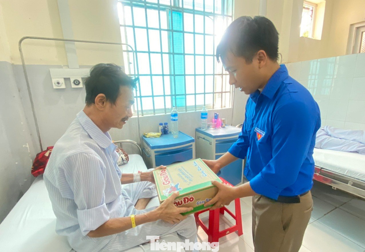 Ngày thứ bảy tình nguyện” gắn với phong trào “3 trách nhiệm” được các cơ sở Đoàn trên địa bàn huyện M’đrắk tổ chức chương trình tiếp sức người bệnh, trao tặng 26 suất quà cho gia đình các bệnh nhân có hoàn cảnh khó khăn đang điều trị bệnh tại Trung tâm Y tế huyện.