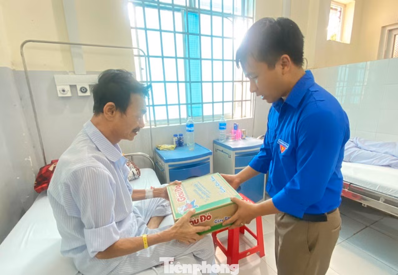 Ngày thứ bảy tình nguyện” gắn với phong trào “3 trách nhiệm” được các cơ sở Đoàn trên địa bàn huyện M’đrắk tổ chức chương trình tiếp sức người bệnh, trao tặng 26 suất quà cho gia đình các bệnh nhân có hoàn cảnh khó khăn đang điều trị bệnh tại Trung tâm Y tế huyện.