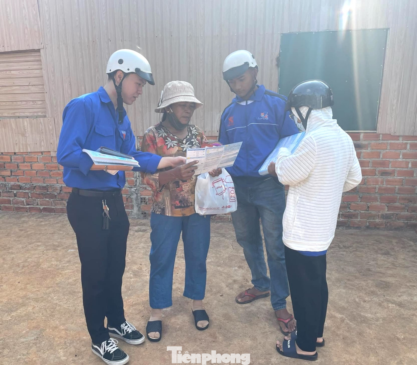 Hôm qua 15/6, tuổi trẻ huyện Cư M’gar tổ chức “Ngày thứ bảy tình nguyện” gắn phong trào “3 trách nhiệm” với các hoạt động ý nghĩa và thiết thực như: Phát 500 tờ rơi tư vấn về các thủ tục hành chính theo các lĩnh vực, các vấn đề trong hoạt động tư pháp, hộ tịch; tiếp tục số hóa dữ liệu dân cư.