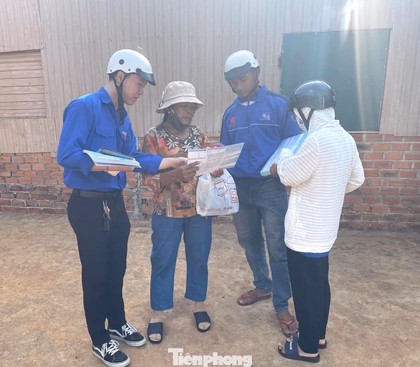 Hôm qua 15/6, tuổi trẻ huyện Cư M’gar tổ chức “Ngày thứ bảy tình nguyện” gắn phong trào “3 trách nhiệm” với các hoạt động ý nghĩa và thiết thực như: Phát 500 tờ rơi tư vấn về các thủ tục hành chính theo các lĩnh vực, các vấn đề trong hoạt động tư pháp, hộ tịch; tiếp tục số hóa dữ liệu dân cư.