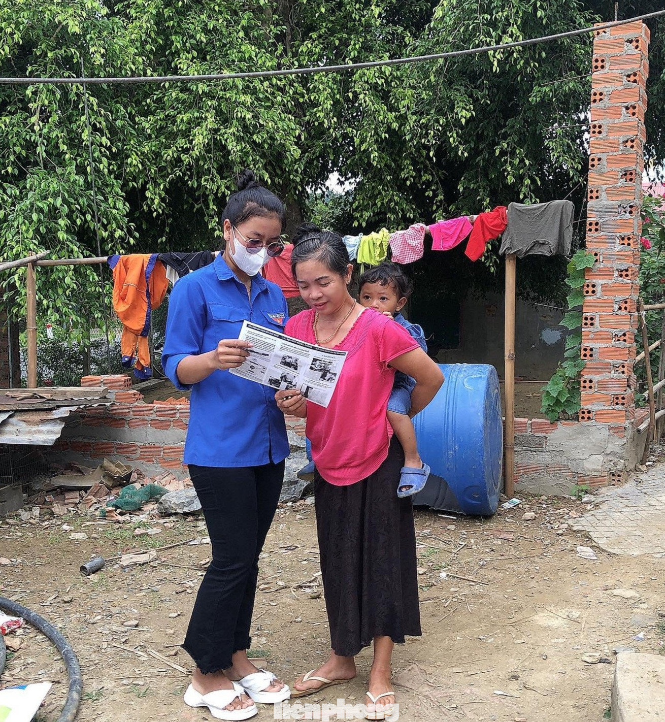 Huyện đoàn Lắk đã tổ chức phát 500 tờ rơi, tuyên truyền cho bà con về phòng chống sốt xuất huyết, diệt bọ gậy; Hướng dẫn người dân sử dụng và cài các app: VNeID, BHXH và các ứng dụng thanh toán điện tử; trồng 300 cây bích phượng, chăm sóc 200 cây sao đen, thu gom rác thải...