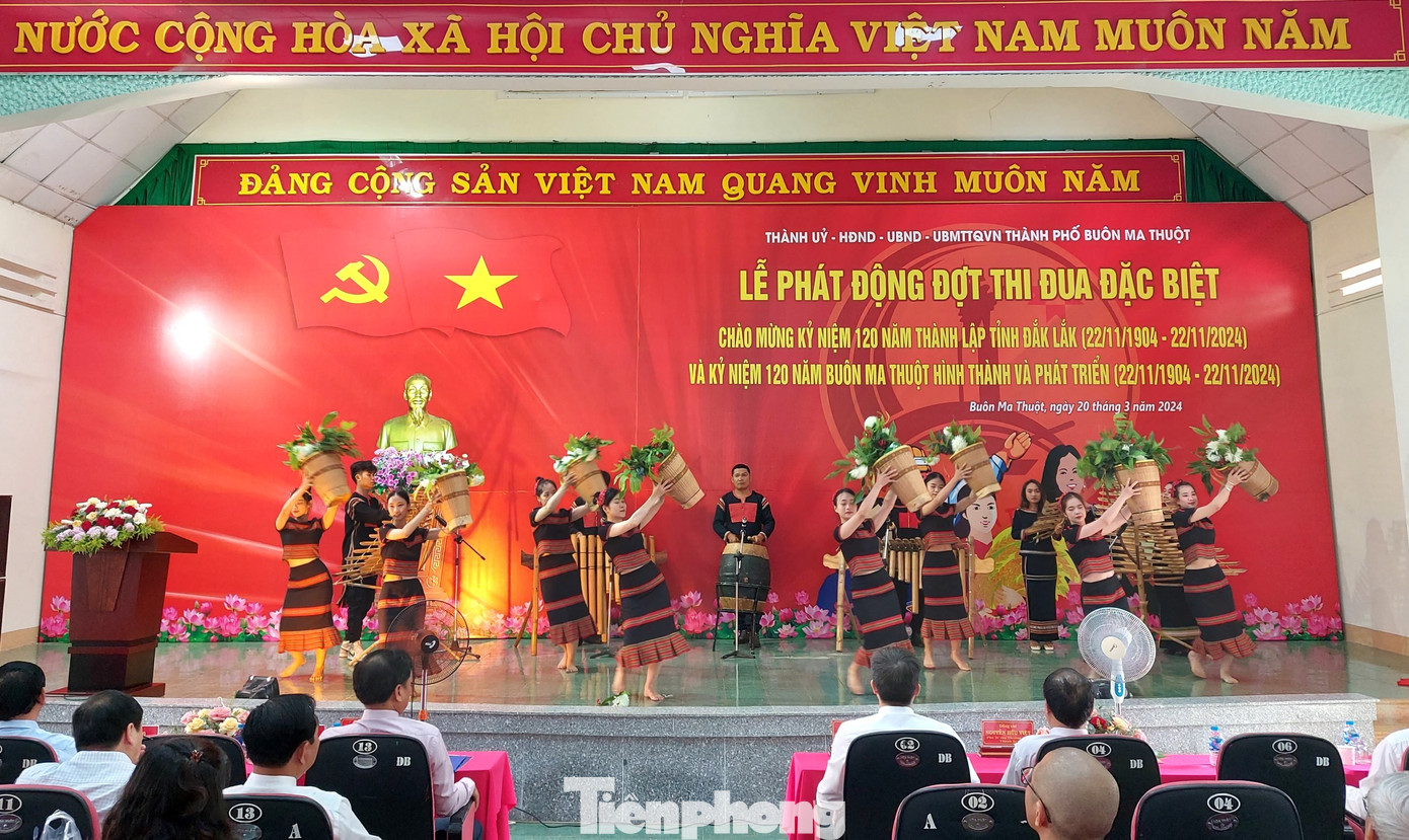 Các tiết mục văn nghệ tại lễ phát động đợt thi đua đặc biệt