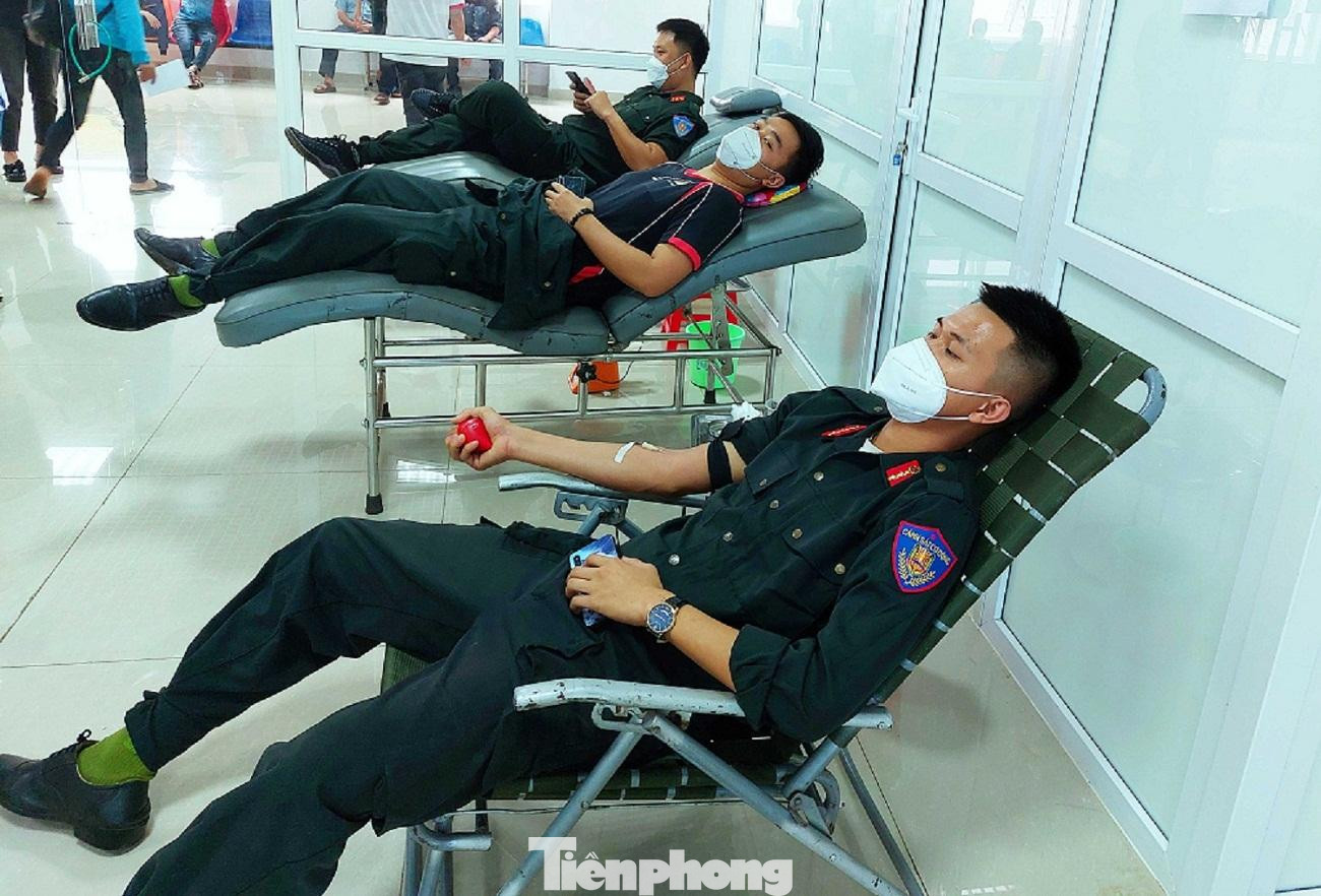 Chiến sĩ phòng Cảnh sát cơ động hiến máu trực tiếp tại Bệnh viện Đa khoa vùng Tây Nguyên