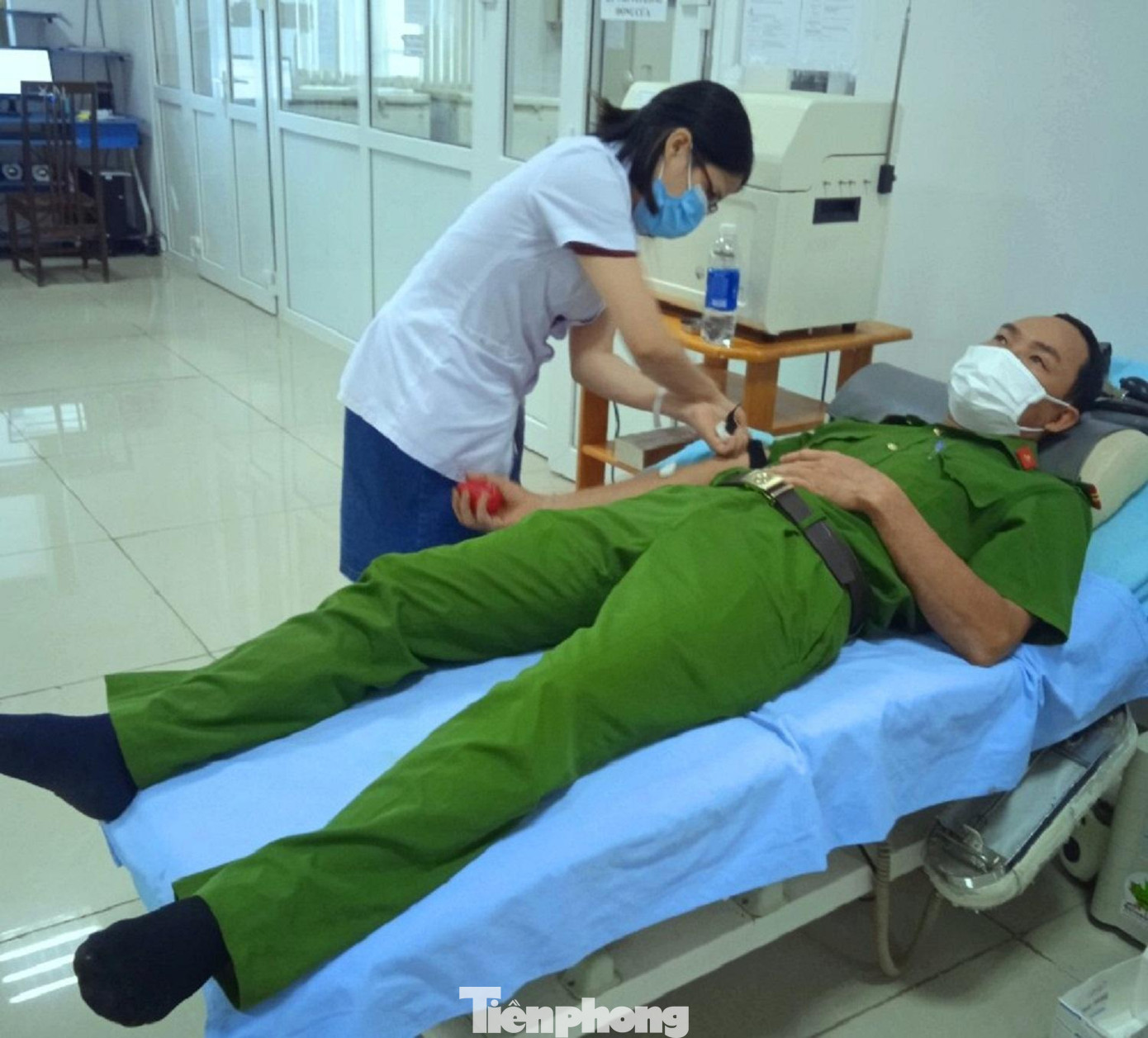 Thiếu tá Nguyễn Chí Thành hiến máu cho nam sinh bị tai nạn