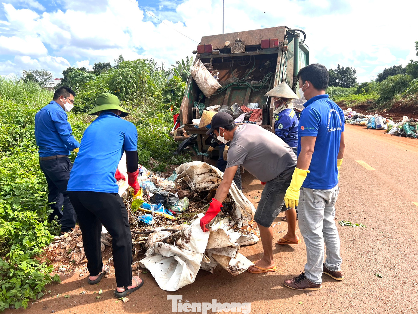 Theo Anh Nguyễn Văn Trung - Bí thư Đoàn Phường An Bình, mới đây, Thị đoàn Buôn Hồ phối hợp với UBND phường An Bình và các Ban ngành đoàn thể phường ra quân quyết tâm xoá điểm rác tự phát. Phường triển khai thực hiện mô hình lắp camera giám sát. Đoàn thanh niên phối hợp với tổ dân phố vận động kinh phí lắp đặt.