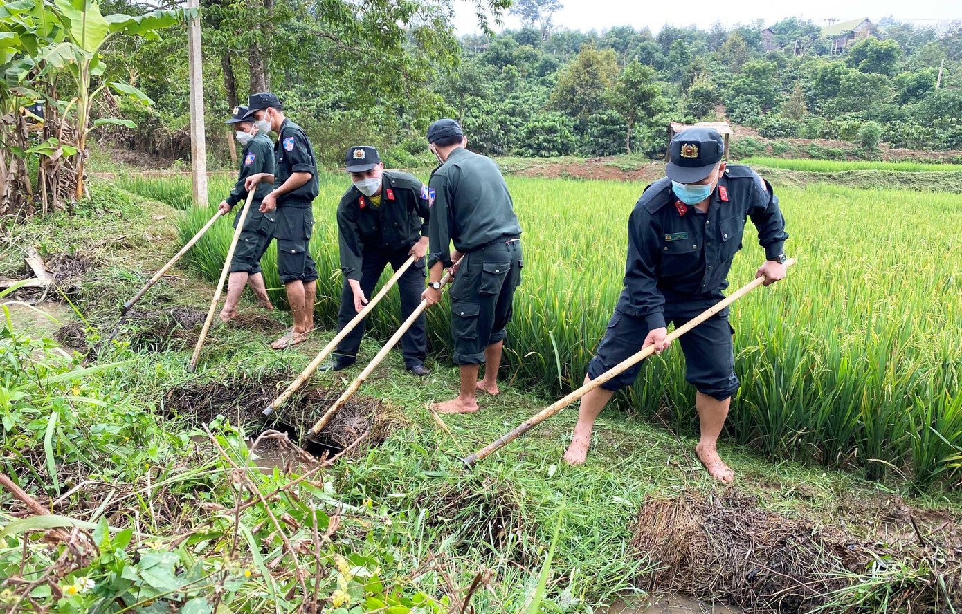 Mỗi năm, có 5-7 đợt hành quân về buôn làng lao động giúp dân Mỗi năm, có 5-7 đợt hành quân về buôn làng lao động giúp dân