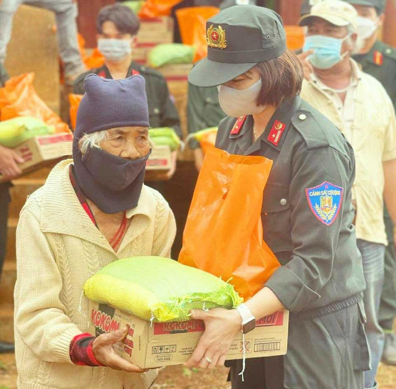 Thiếu tá Hoàng Thị Kim Phượng tặng quà cho người dân xã Cư Né Thiếu tá Hoàng Thị Kim Phượng tặng quà cho người dân xã Cư Né