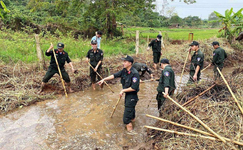 Các chiến sĩ cảnh sát cơ động nạo vét kênh mương khơi thông dòng chảy gần bến nước Các chiến sĩ cảnh sát cơ động nạo vét kênh mương khơi thông dòng chảy gần bến nước