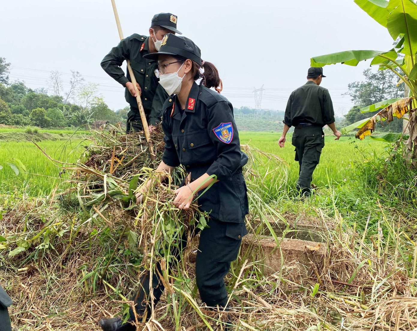 Thượng úy Nguyễn Thị Khánh Vân cùng đồng đội phát quang bụi rậm Thượng úy Nguyễn Thị Khánh Vân cùng đồng đội phát quang bụi rậm