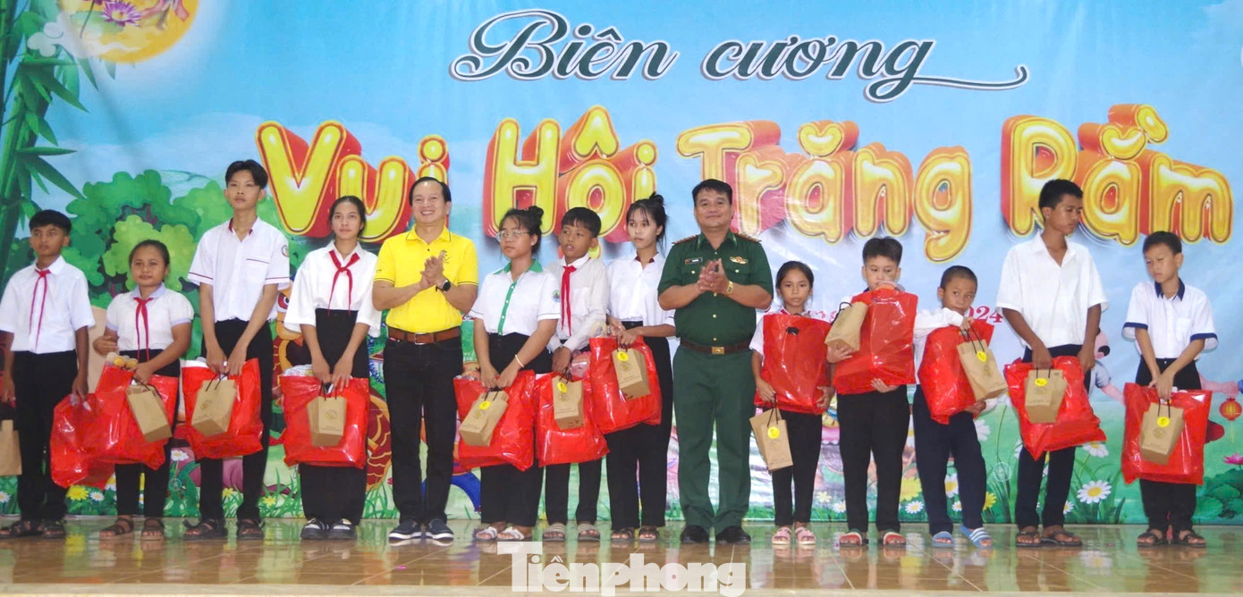 Chương trình “Biên cương - Vui hội trăng rằm” lần đầu tiên được tổ chức quy mô cấp tỉnh Chương trình “Biên cương - Vui hội trăng rằm” lần đầu tiên được tổ chức quy mô cấp tỉnh