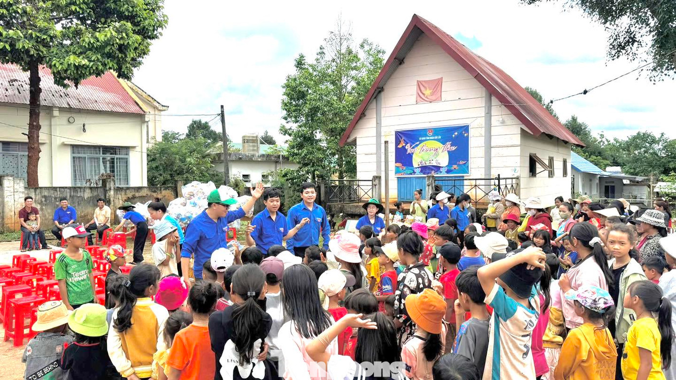 Các em thiếu nhi ở buôn vùng sâu tỉnh Đắk Lắk vui hội trăng rằm Các em thiếu nhi ở buôn vùng sâu tỉnh Đắk Lắk vui hội trăng rằm