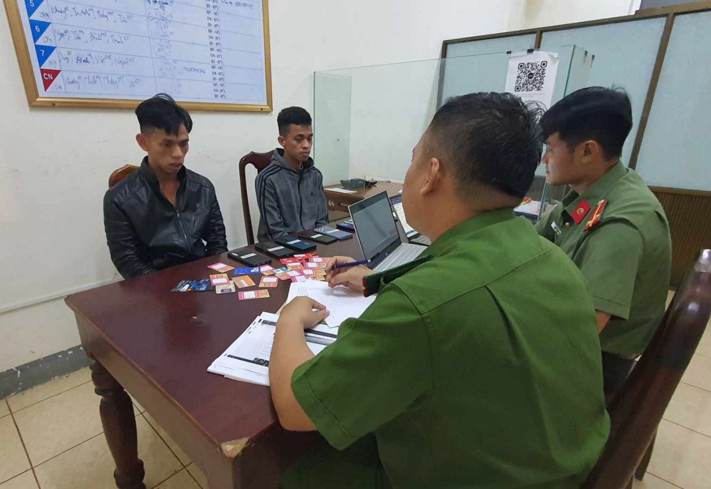 Hai đối tượng tại cơ quan công an