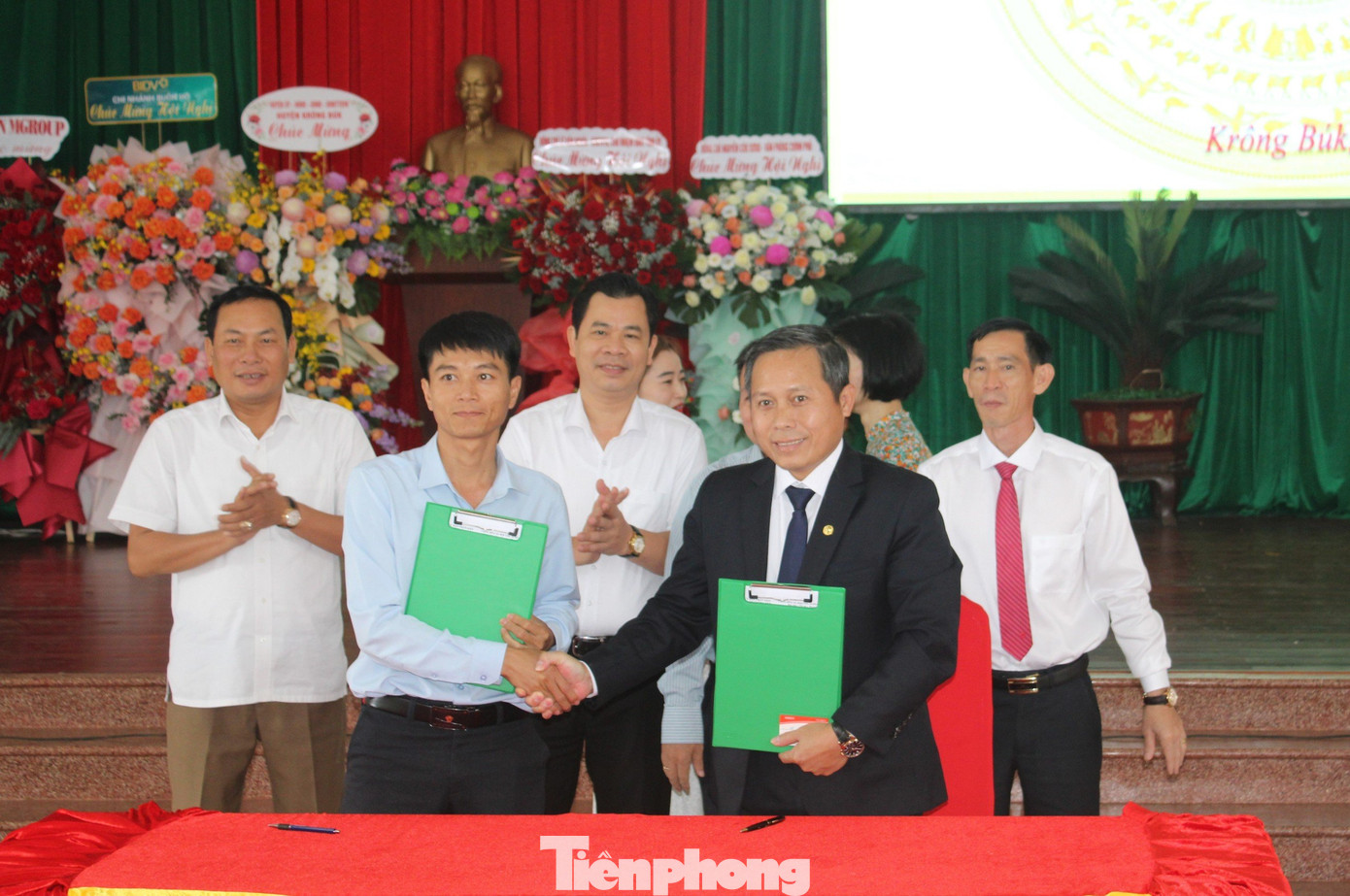 Ký kết hợp tác giữa UBND huyện và doanh nghiệp Ký kết hợp tác giữa UBND huyện và doanh nghiệp