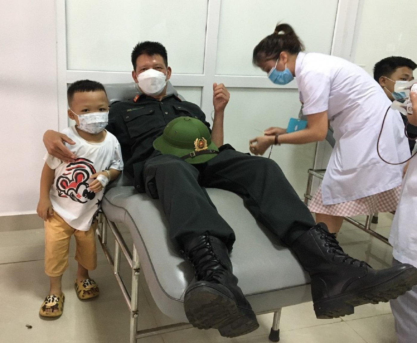 Trung tá Nguyễn Công An hiến máu tại Bệnh viện Đa khoa vùng Tây Nguyên