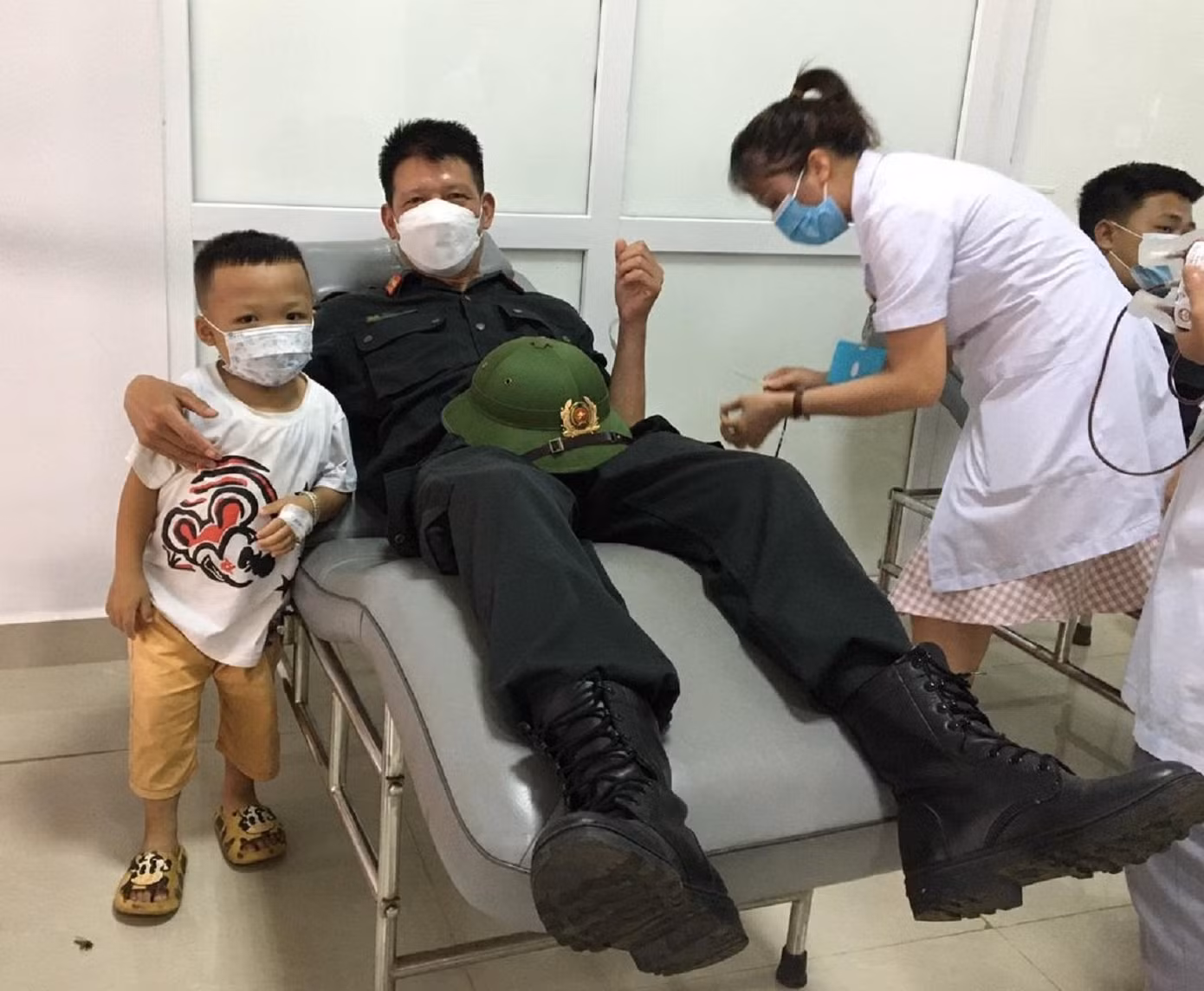 Trung tá Nguyễn Công An hiến máu tại Bệnh viện Đa khoa vùng Tây Nguyên