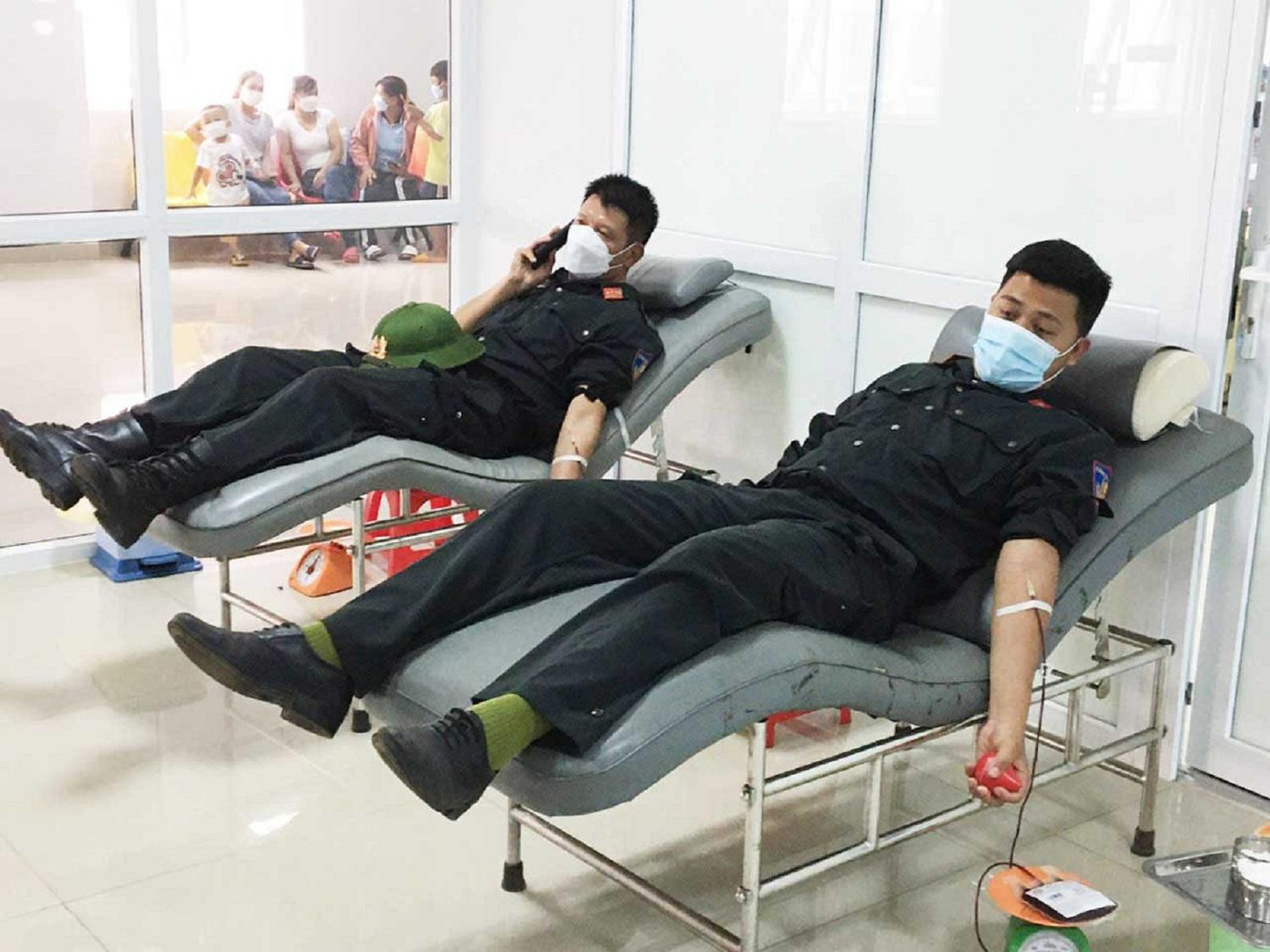 Cán bộ, chiến sĩ Cảnh sát cơ động hiến máu cho bệnh nhi bị tan máu bẩm sinh