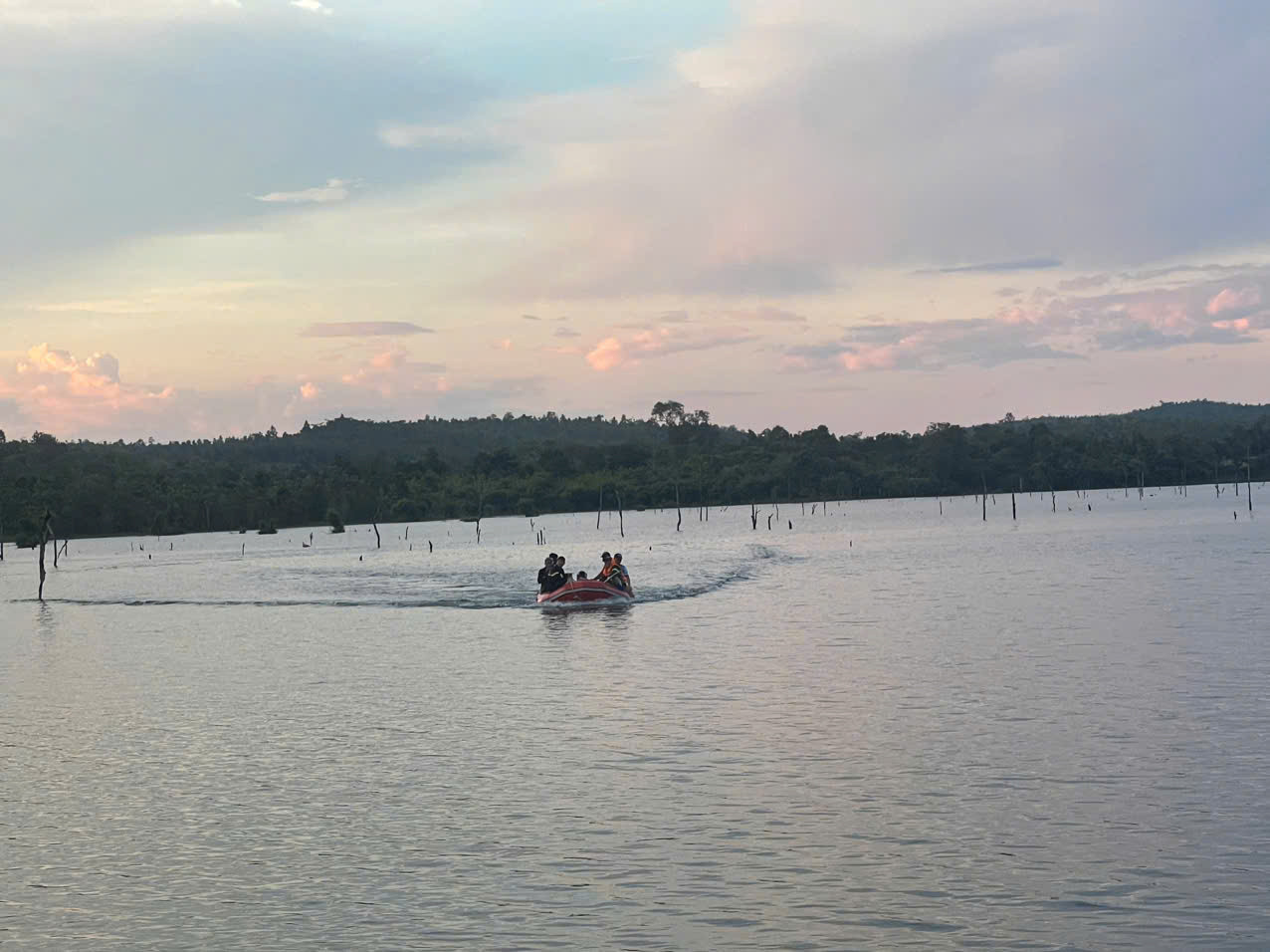 Lực lượng chức năng tìm kiếm nạn nhân mất tích