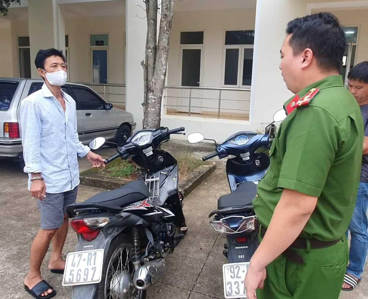 Đối tượng Nguyễn Thanh Long (trái) cùng tang vật bị bắt giữ