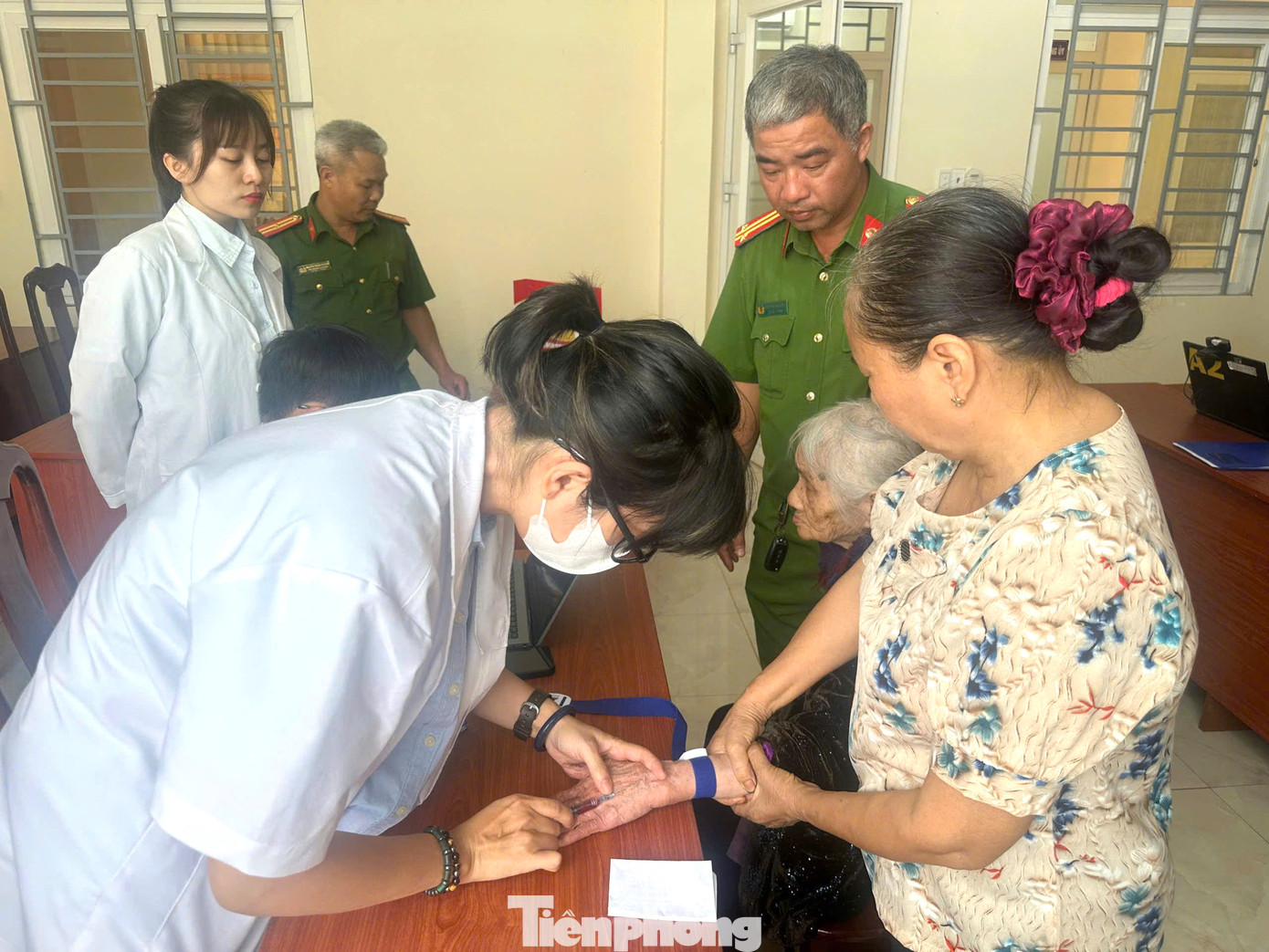 Công an tỉnh Đắk Nông phối hợp thu nhận mẫu AND cho thân nhân liệt sĩ tại TP Gia Nghĩa. Công an tỉnh Đắk Nông phối hợp thu nhận mẫu AND cho thân nhân liệt sĩ tại TP Gia Nghĩa.