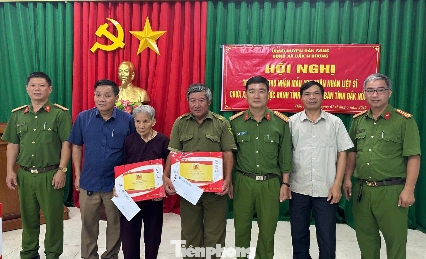 Đoàn công tác công an tỉnh thăm hỏi, chúc sức khỏe và trao tặng quà đến thân nhân, gia đình các liệt sĩ. Đoàn công tác công an tỉnh thăm hỏi, chúc sức khỏe và trao tặng quà đến thân nhân, gia đình các liệt sĩ.