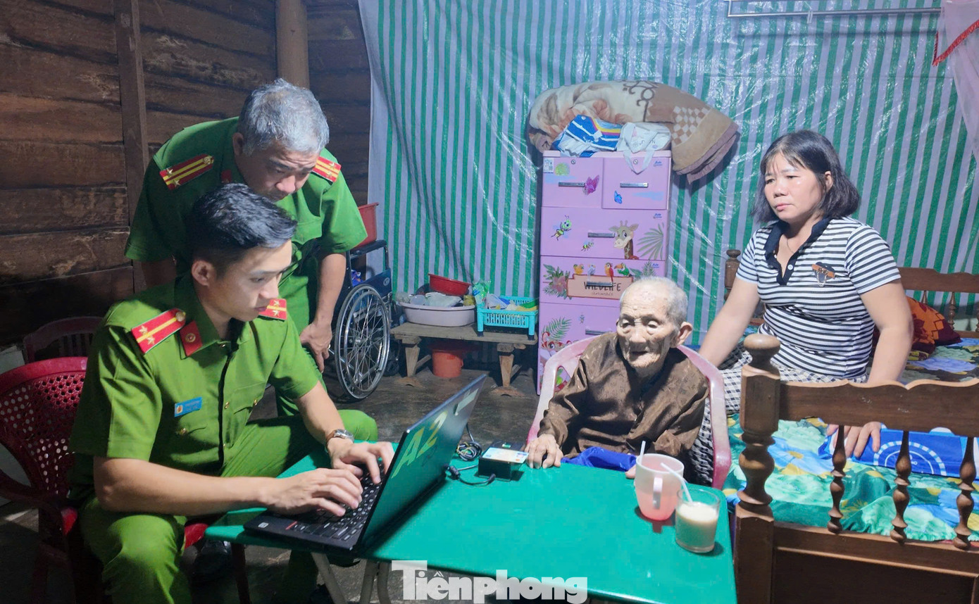 Đoàn công tác đến tận nhà để thu thập thông tin của thân nhân liệt sĩ. Đoàn công tác đến tận nhà để thu thập thông tin của thân nhân liệt sĩ.