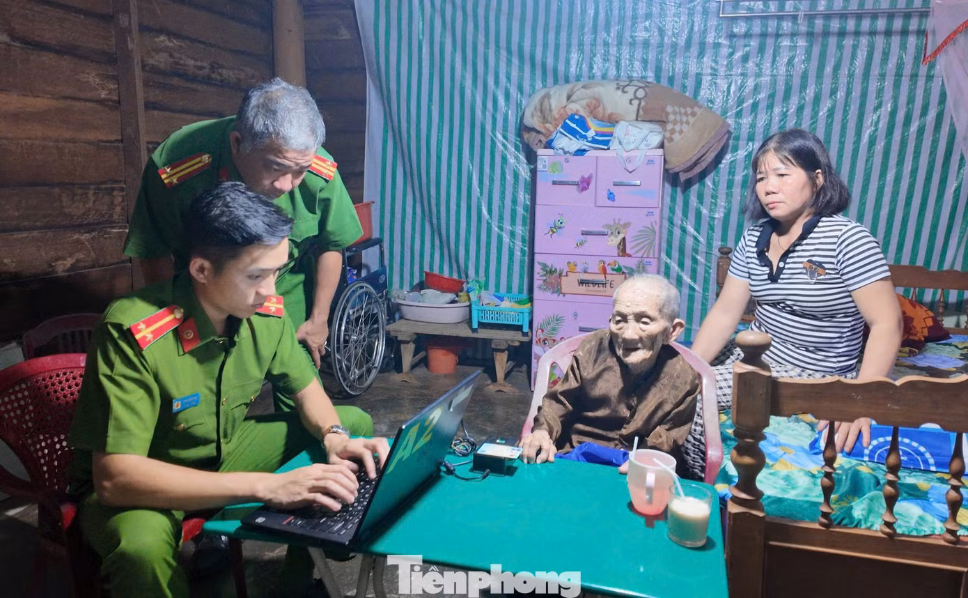 Đoàn công tác đến tận nhà để thu thập thông tin của thân nhân liệt sĩ.