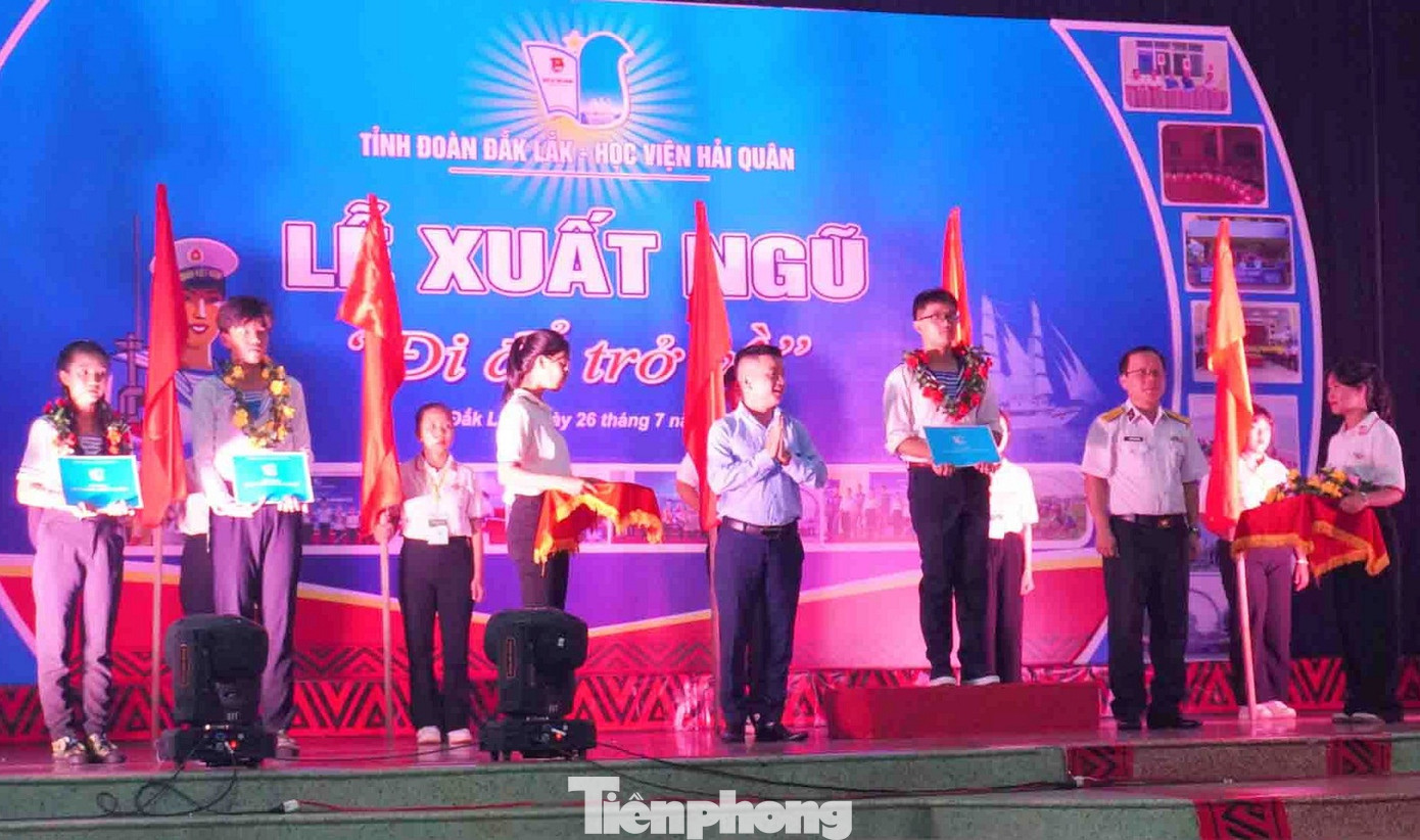 Các chiến sĩ có thành tích xuất sắc được vinh danh Các chiến sĩ có thành tích xuất sắc được vinh danh