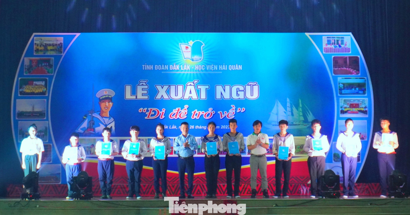 Ban tổ chức vinh danh các chiến sĩ xuất sắc Ban tổ chức vinh danh các chiến sĩ xuất sắc