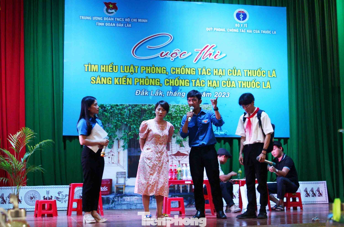 Tiểu phẩm "Hãy bỏ thuốc lá trước khi quá muộn" của Đoàn thị trấn Quảng Phú Tiểu phẩm "Hãy bỏ thuốc lá trước khi quá muộn" của Đoàn thị trấn Quảng Phú