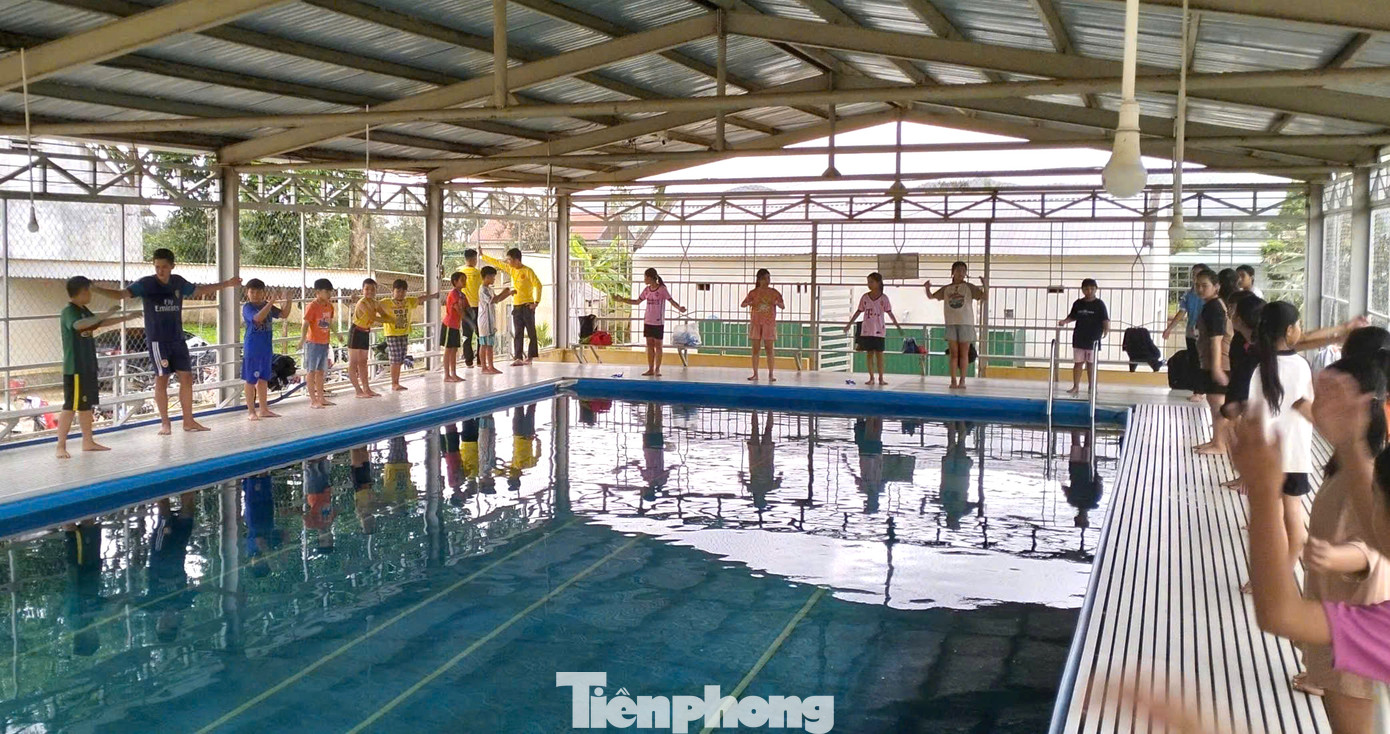 Các em học sinh tham gia lớp bơi miễn phí