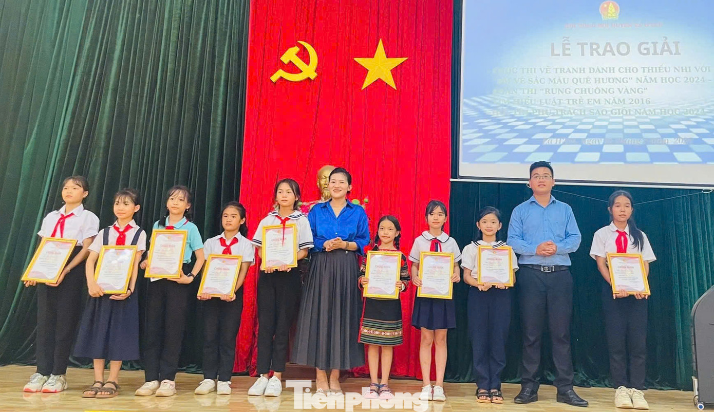 Học sinh tham gia các phần thi và tìm hiểu về luật trẻ em