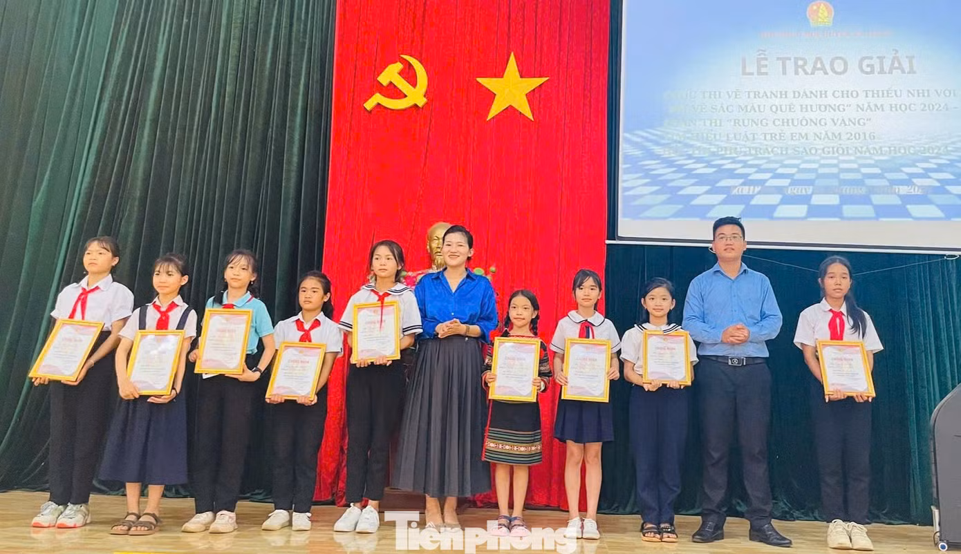 Học sinh tham gia các phần thi và tìm hiểu về luật trẻ em
