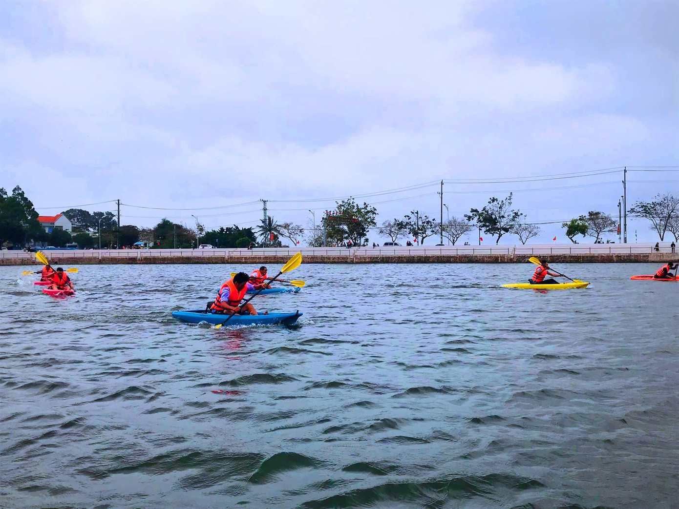 Một ngày có hàng chục người tham gia trải nghiệm loại hình du lịch mới của khu du lịch và hàng trăm người cổ vũ.