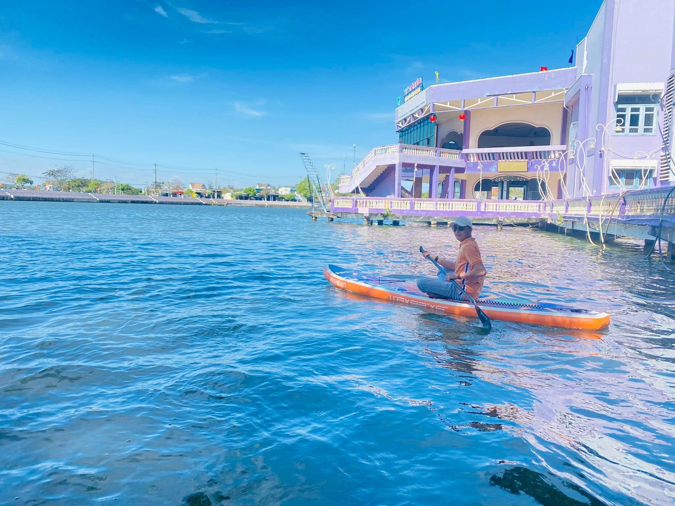 “Tết năm nay, để thu hút sự quan tâm của du khách trên địa bàn tỉnh chúng tôi đã có ý tưởng xây dựng địa điểm chụp ảnh cho các bạn trẻ "sống ảo"; tổ chức hội thi đua thuyền Kayak và đua thuyền Sup, các trò chơi dân gian để mọi người có không gian trải nghiệm. Dịp Tết này thu hút đông đảo du khách, họ rất hào hứng tham gia”, anh Hiệp cho biết.