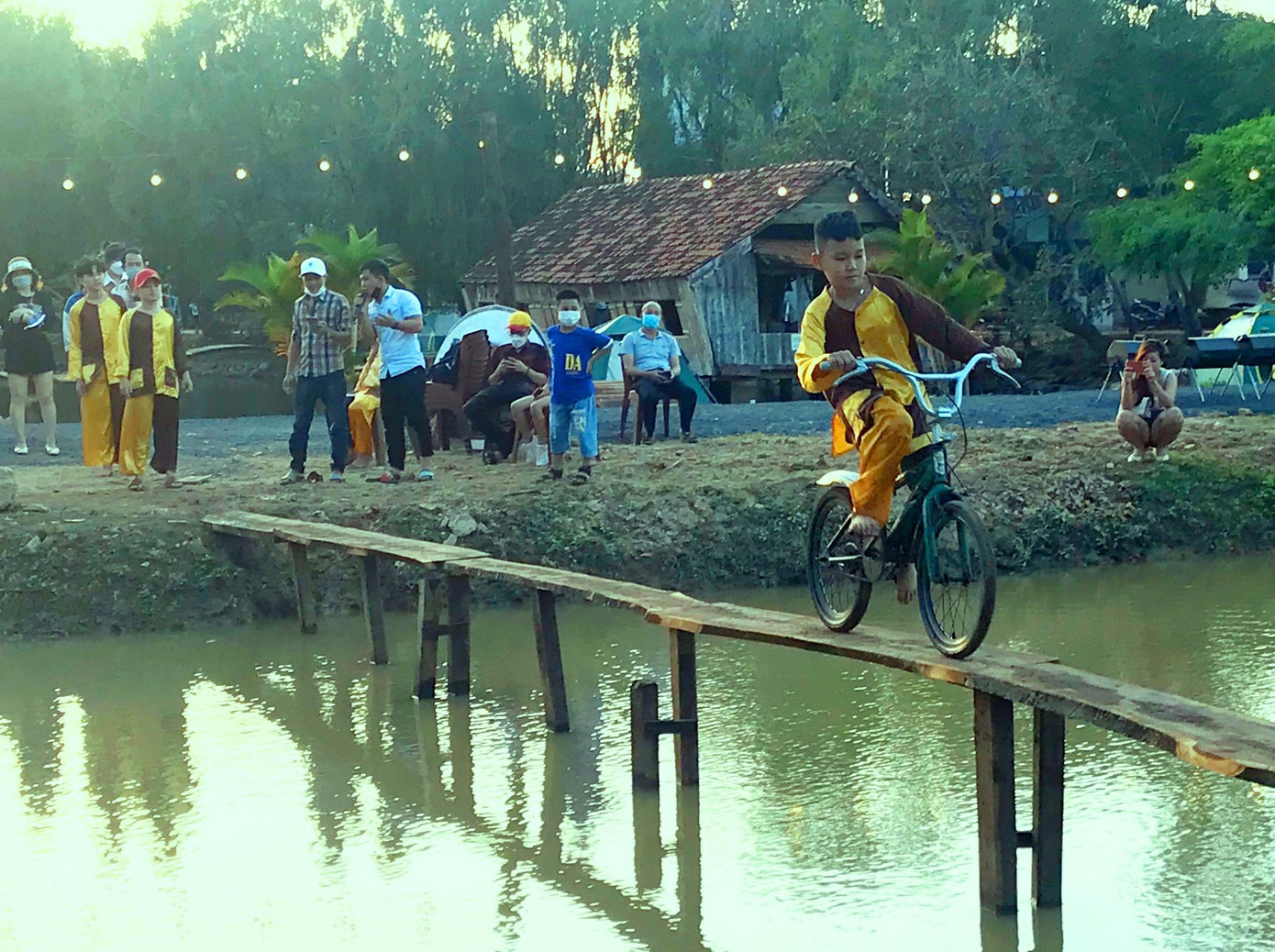 Đi xe đạp qua cầu khỉ