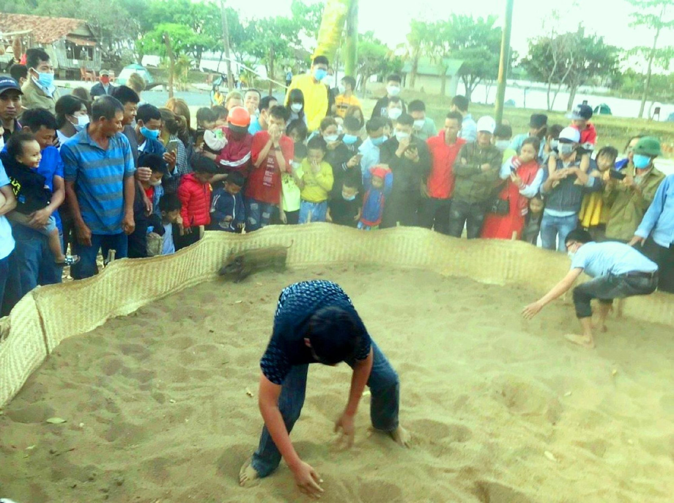 Ngoài ra, tại đây còn diễn ra một số trò chơi dân gian như: Bịt mắt bắt heo...