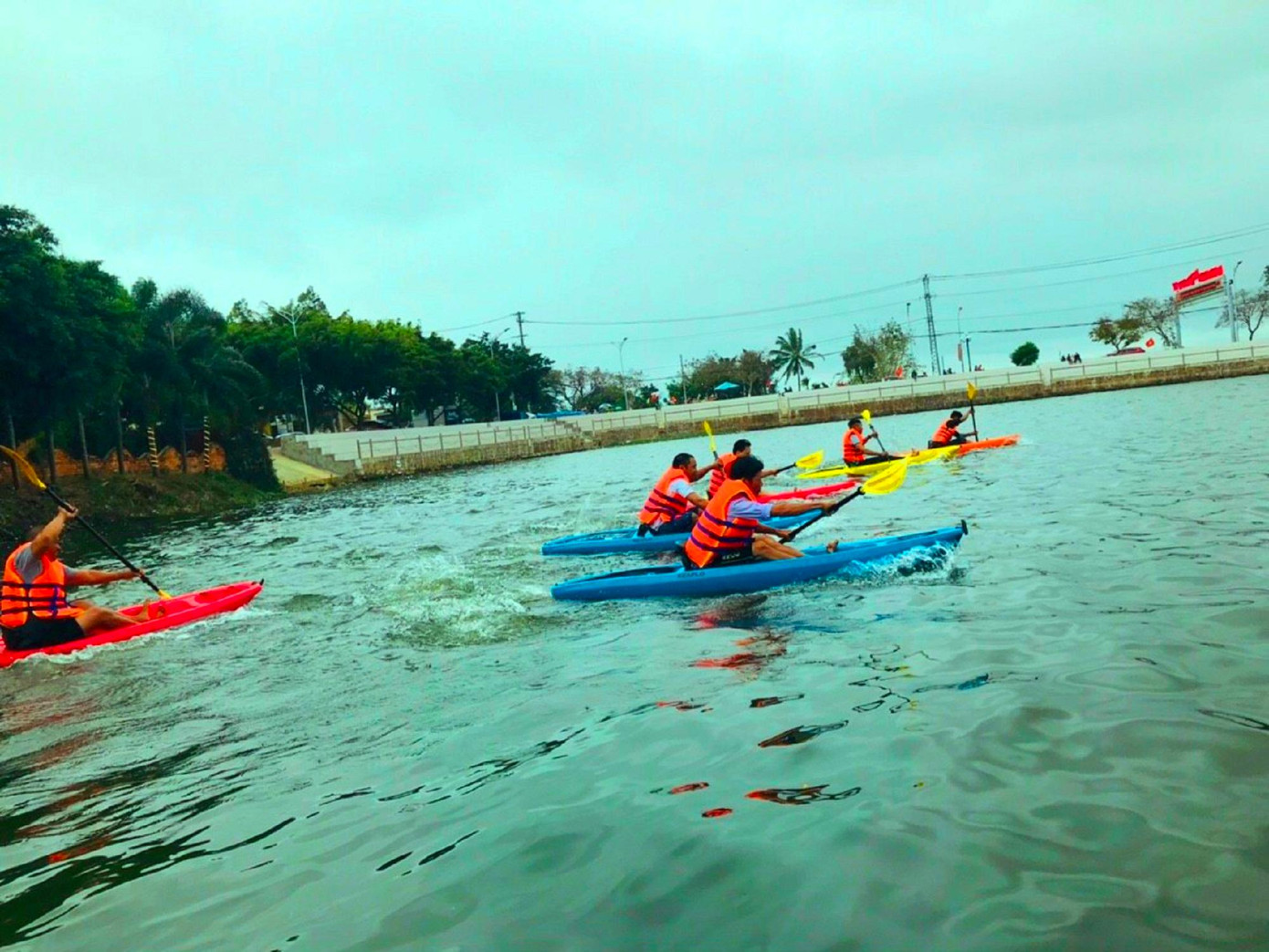 Trước khi xuống thuyền, các nhân viên sẽ hướng dẫn du khách tham gia các quy trình: Từ mặc áo phao, lộ trình chuyến đi, quy cách chèo thuyền Kayak để đảm bảo an toàn nhất.