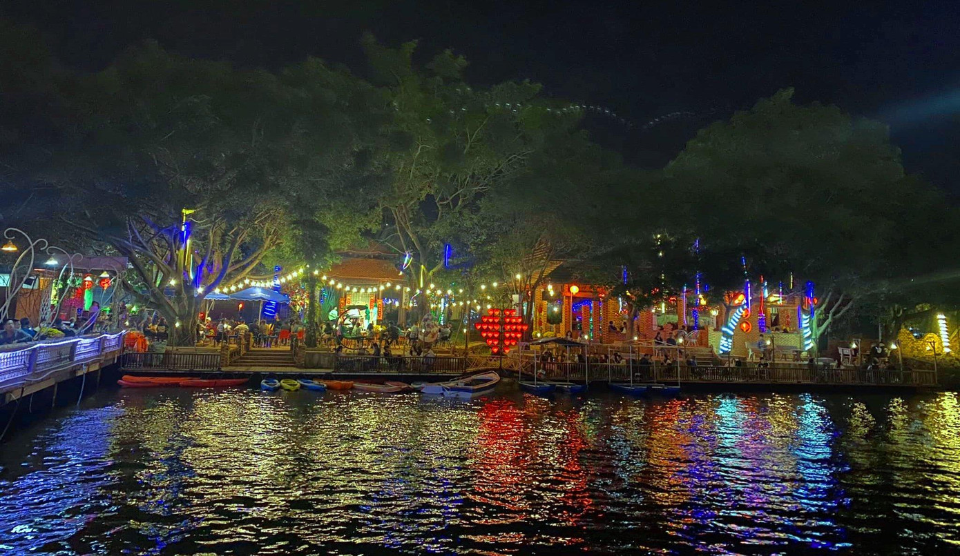 Anh Đào Đức Hiệp, quản lý khu du lịch sinh thái Hồ Sen chia sẻ, việc đưa loại hình chèo thuyền Kayak vào khu du lịch nhằm tăng trải nghiệm cho du khách, góp phần vào kích cầu du lịch địa phương sau thời gian ảnh hưởng của dịch COVID-19. Năm nay, toàn bộ khu du lịch được trùng tu lại để phát triển các loại hình mới.