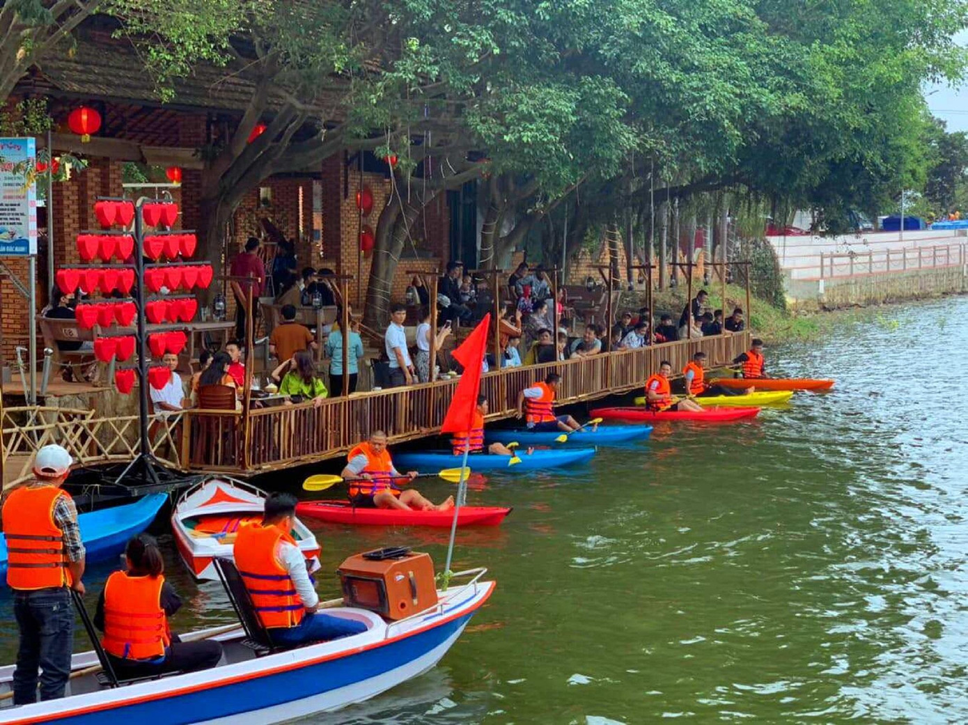 Loại hình du lịch chèo thuyền Kayak đơn giản, chỉ cần nắm được một số kỹ năng cơ bản của môn chèo thuyền là có thể tham gia. Du khách được trang bị áo phao đúng tiêu chuẩn, bên cạnh đó có một đội ngũ cứu hộ với hệ thống xuồng máy túc trực.