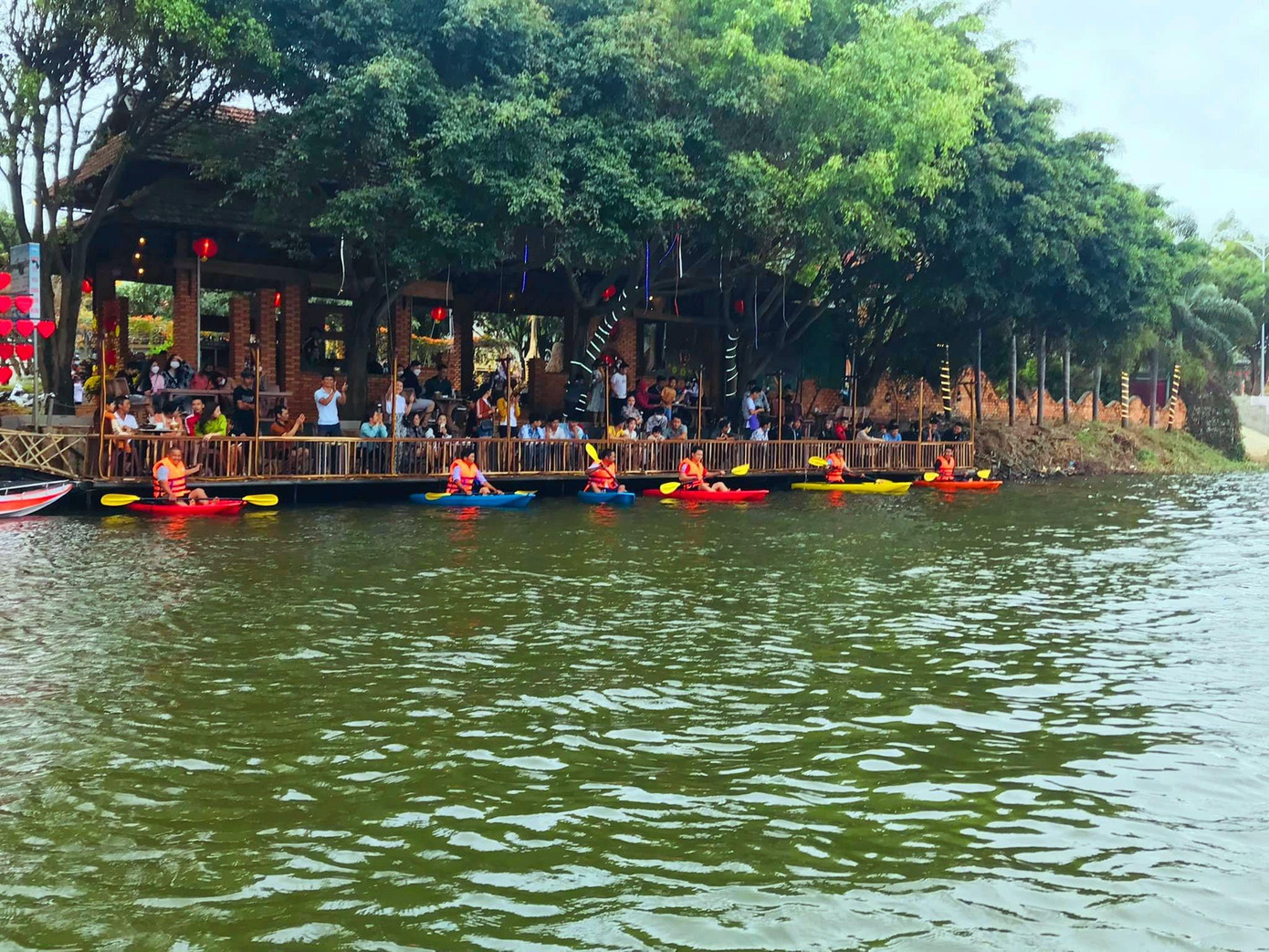 Từ ngày mùng 1 đến hết mùng 6 Tết, khu du lịch sinh thái Hồ Sen miễn phí vé vào cổng cho tất cả du khách đến tham gia trải nghiệm, người dân đến cổ vũ. Ngoài loại hình ngồi thuyền ngắm cảnh, giờ đây du khách có thêm trải nghiệm mới lạ - tự chèo thuyền Kayak ngắm vẻ đẹp của Hồ Sen.