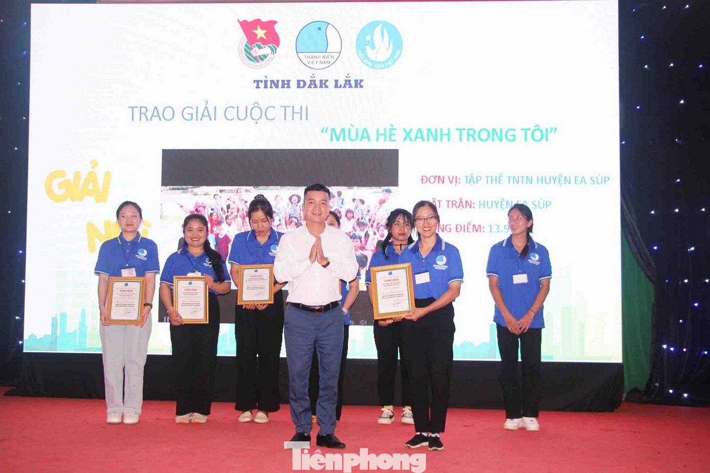 Ban tổ chức trao giải cuộc thi Mùa hè xanh trong tôi cho các đơn vị Ban tổ chức trao giải cuộc thi Mùa hè xanh trong tôi cho các đơn vị