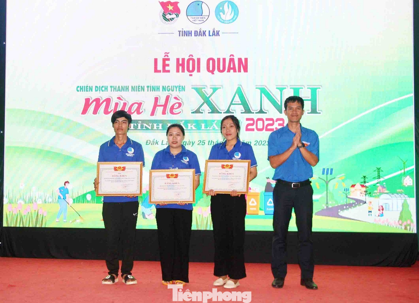 Ban tổ chức trao tặng bằng khen cho các tập thể xuất sắc Ban tổ chức trao tặng bằng khen cho các tập thể xuất sắc