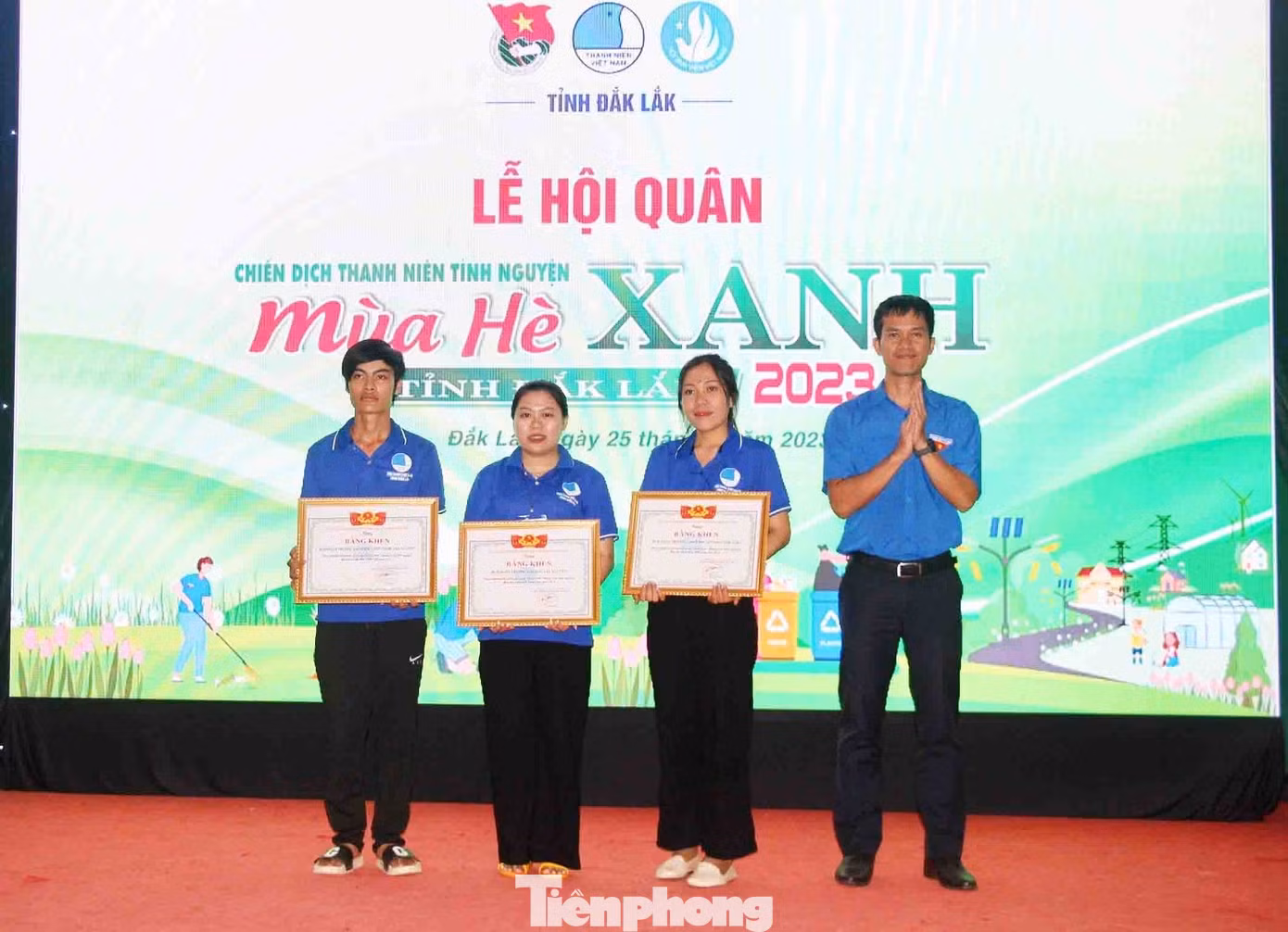 Ban tổ chức trao tặng bằng khen cho các tập thể xuất sắc