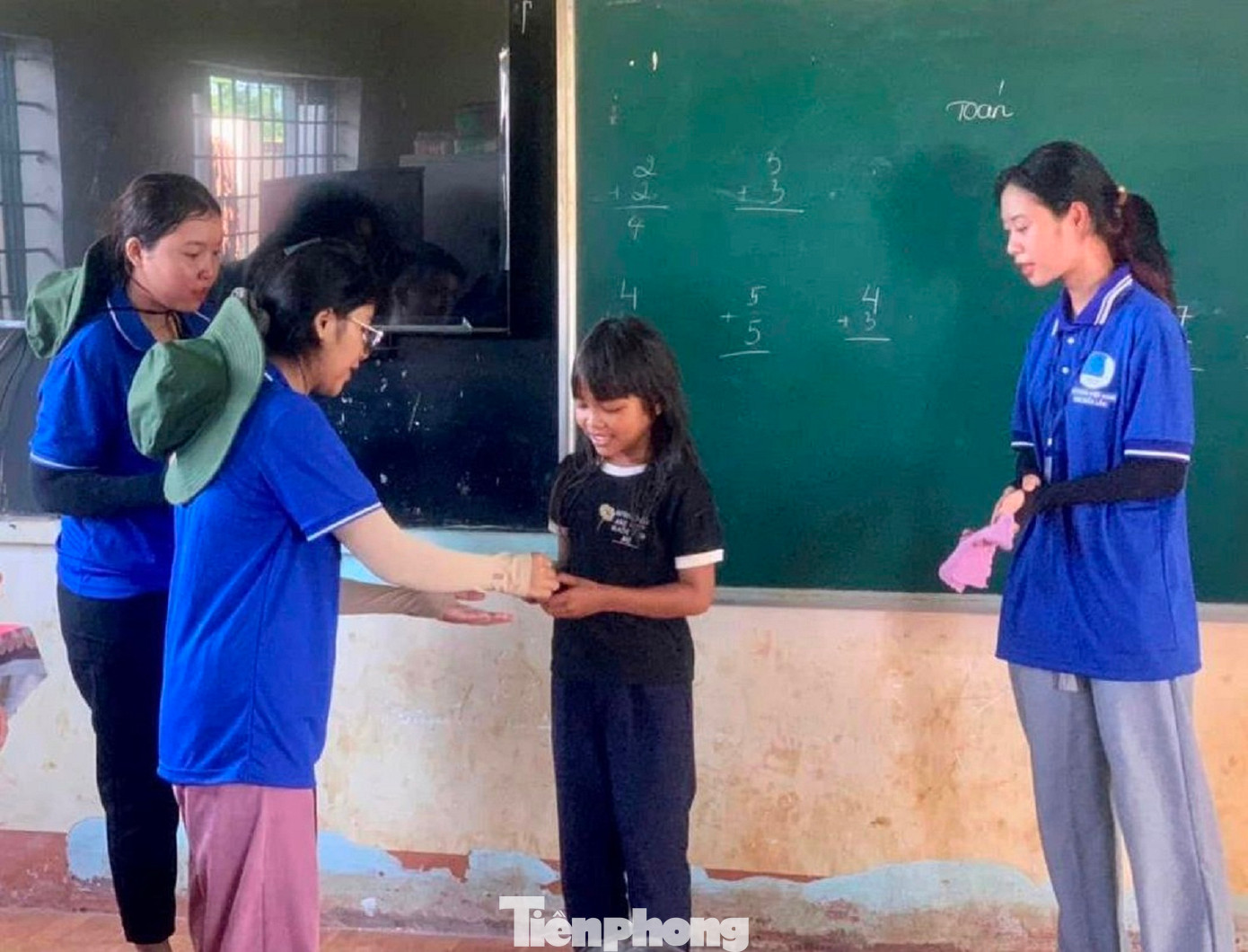 Tình nguyện viên còn sáng tạo hình thức học tập thú vị Tình nguyện viên còn sáng tạo hình thức học tập thú vị