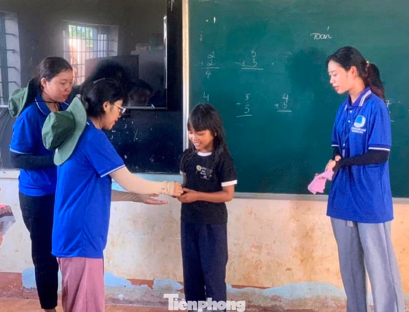 Tình nguyện viên còn sáng tạo hình thức học tập thú vị
