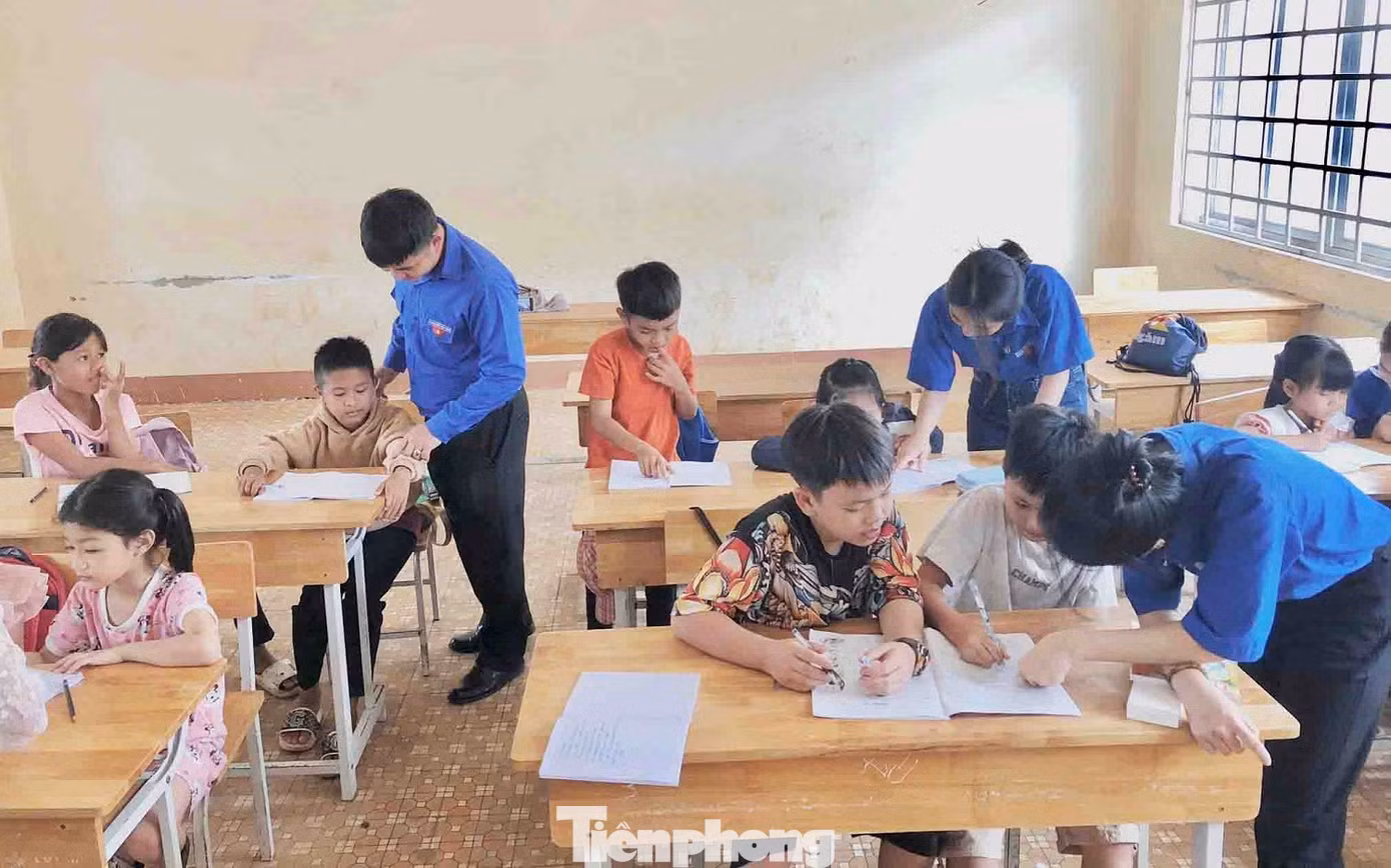 Tình nguyện viên ôn tập hè cho học sinh
