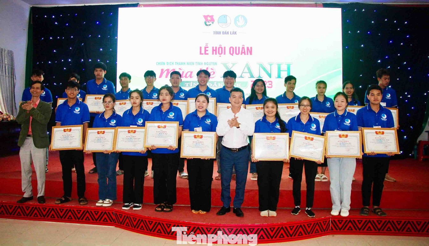 Các cá nhân có thành tích xuất sắc trong chiến dịch được nhận bằng khen Các cá nhân có thành tích xuất sắc trong chiến dịch được nhận bằng khen