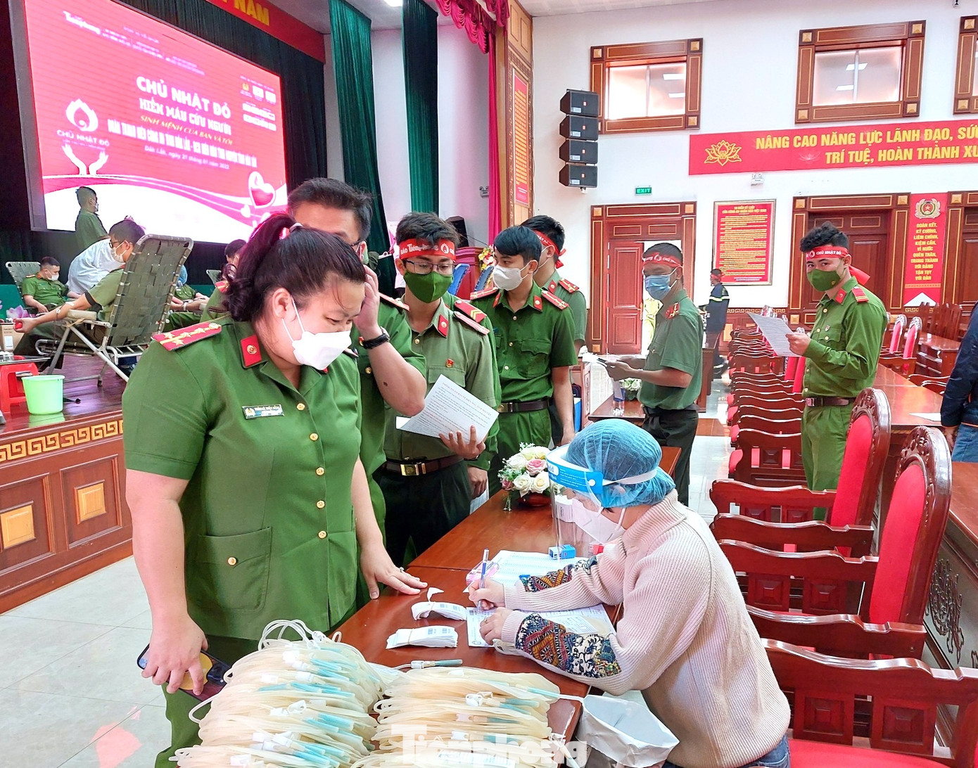 Bên cạnh đó, chị còn vận động đoàn viên, thanh niên tham gia chương trình Chủ Nhật Đỏ của báo Tiền Phong; Hành trình đỏ, Giọt Hồng Tây Nguyên, Giọt máu hồng hè... thu hút gần 500 lượt đoàn viên, thanh niên tham gia.