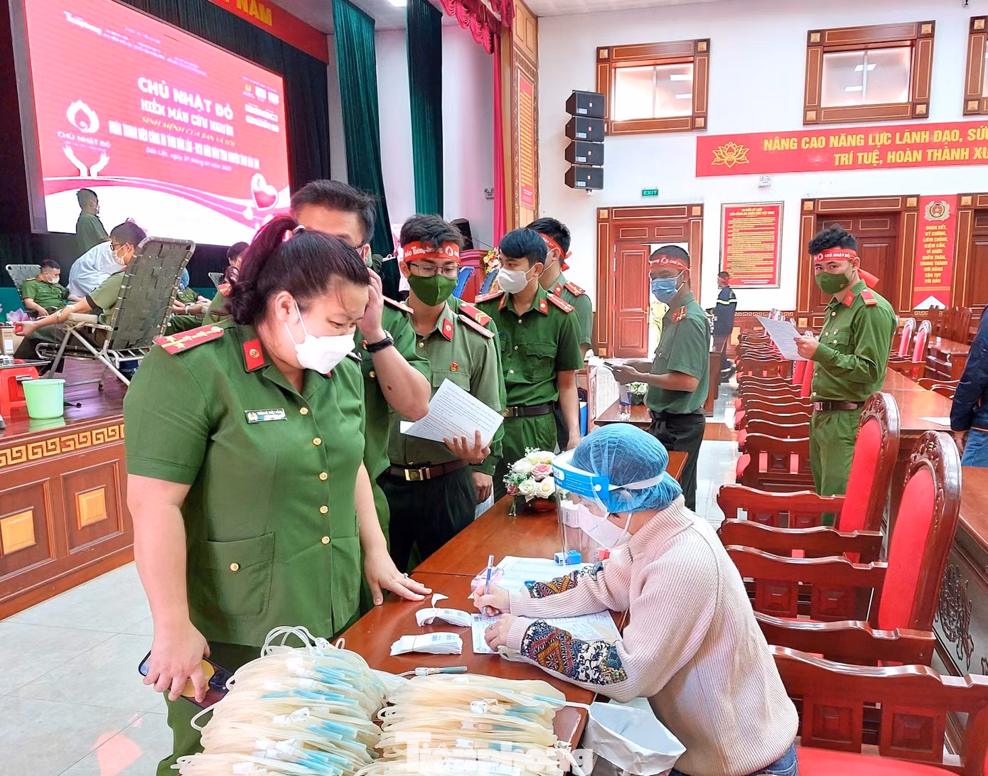 Bên cạnh đó, chị còn vận động đoàn viên, thanh niên tham gia chương trình Chủ Nhật Đỏ của báo Tiền Phong; Hành trình đỏ, Giọt Hồng Tây Nguyên, Giọt máu hồng hè... thu hút gần 500 lượt đoàn viên, thanh niên tham gia.